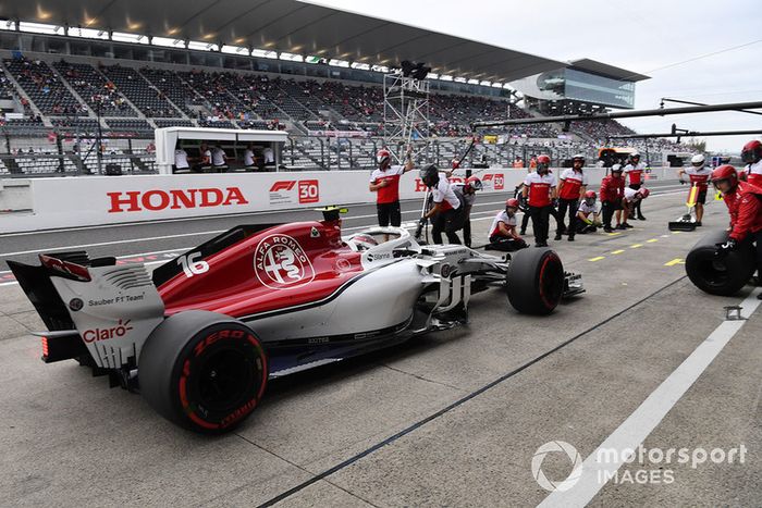 Charles Leclerc, Sauber C37 pit stop 