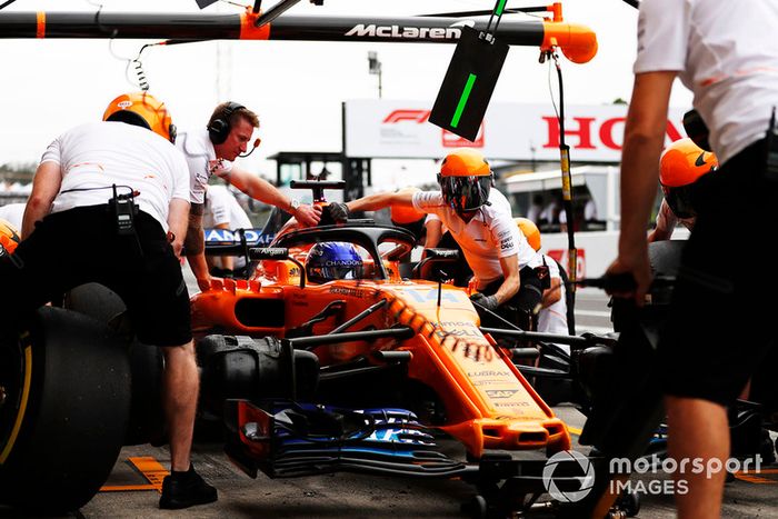 Fernando Alonso, McLaren MCL33, en pits