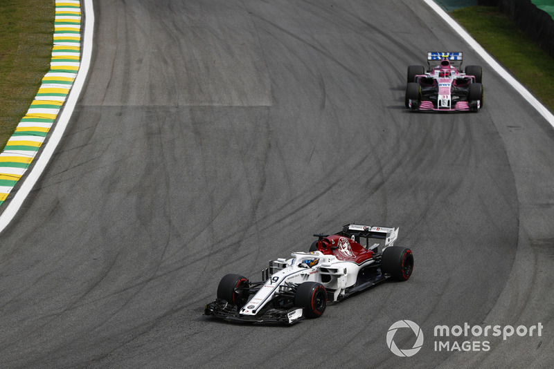 Маркус Ерікссон, Sauber C37,попереду Естебана Окона, Racing Point Force India VJM11
