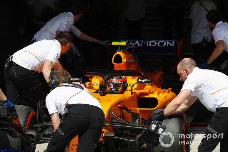 Stoffel Vandoorne, McLaren MCL33 Renault, is pushed into his pit garage