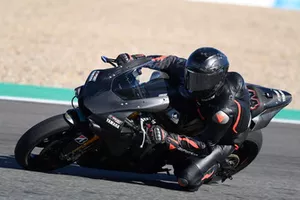 Lewis Hamilton prova la Yamaha Superbike