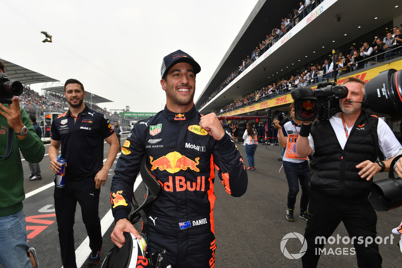 Ganador de la pole Daniel Ricciardo, Red Bull Racing celebra en Parc Ferme