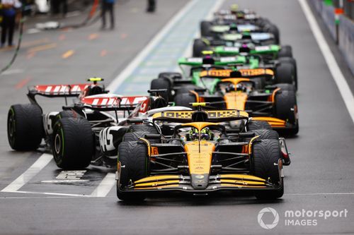 Lando Norris, McLaren MCL38, Kevin Magnussen, Haas VF-24, Nico Hulkenberg, Haas VF-24, Oscar Piastri, McLaren MCL38, otros fuera de boxes.