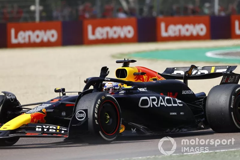 Max Verstappen, Red Bull Racing RB20, 1ère position, fait un signe de célébration sur le chemin du Parc Ferme.