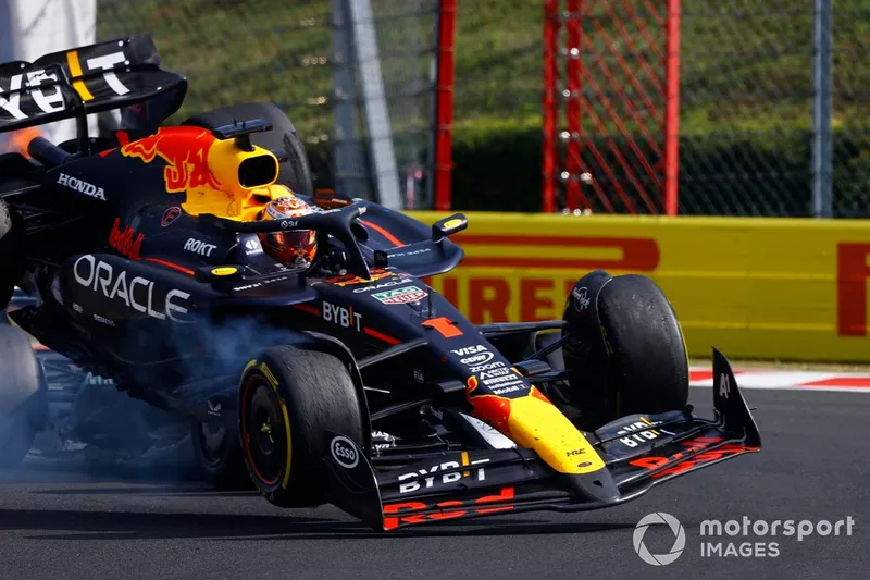 Max Verstappen, Red Bull Racing RB20, Lewis Hamilton, Mercedes F1 W15, entrent en collision.