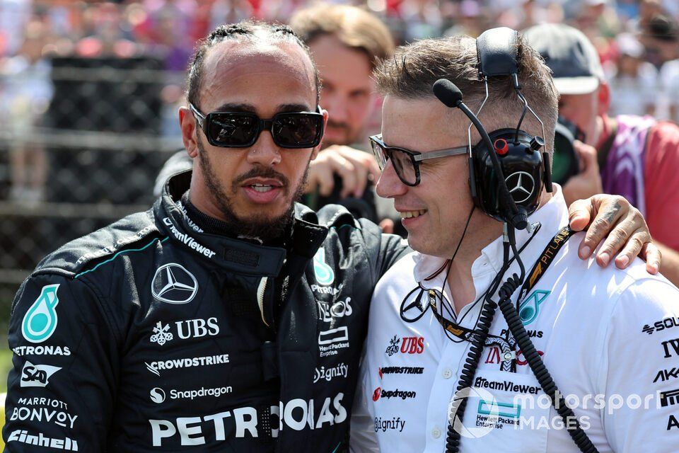 Lewis Hamilton, Mercedes-AMG F1 Team, z Peterem Bonningtonem, starszym inżynierem wyścigowym, Mercedes-AMG F1 Team