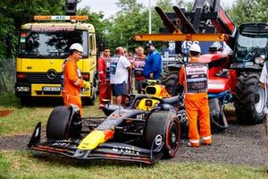 Los comisarios con el coche dañado de Sergio Pérez, Red Bull Racing RB20