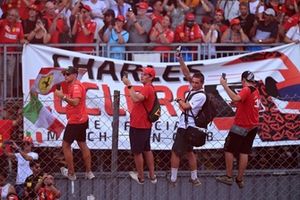 Os Tifosi mostram o seu apoio durante a Cerimónia do Pódio