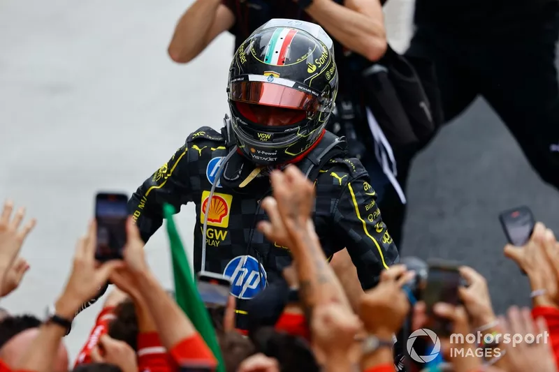 Charles Leclerc, Scuderia Ferrari, 1ère position, saute dans les bras de son équipe au Parc Ferme 