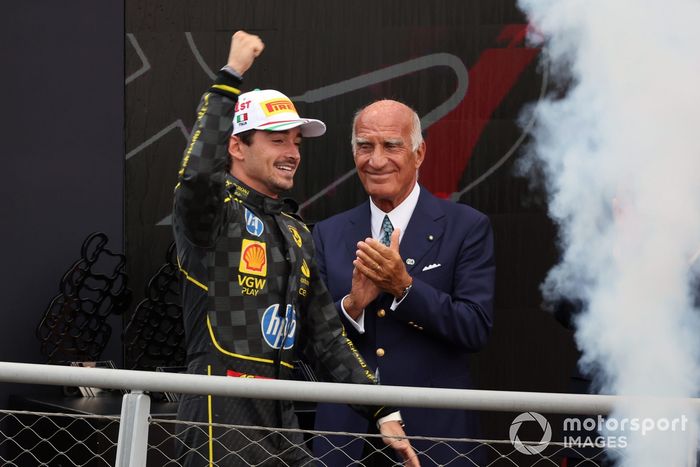 Charles Leclerc, Scuderia Ferrari, 1ª posición, sube al podio entre los aplausos de Angelo Sticchi Damiani, Presidente del Automóvil Club de Italia.