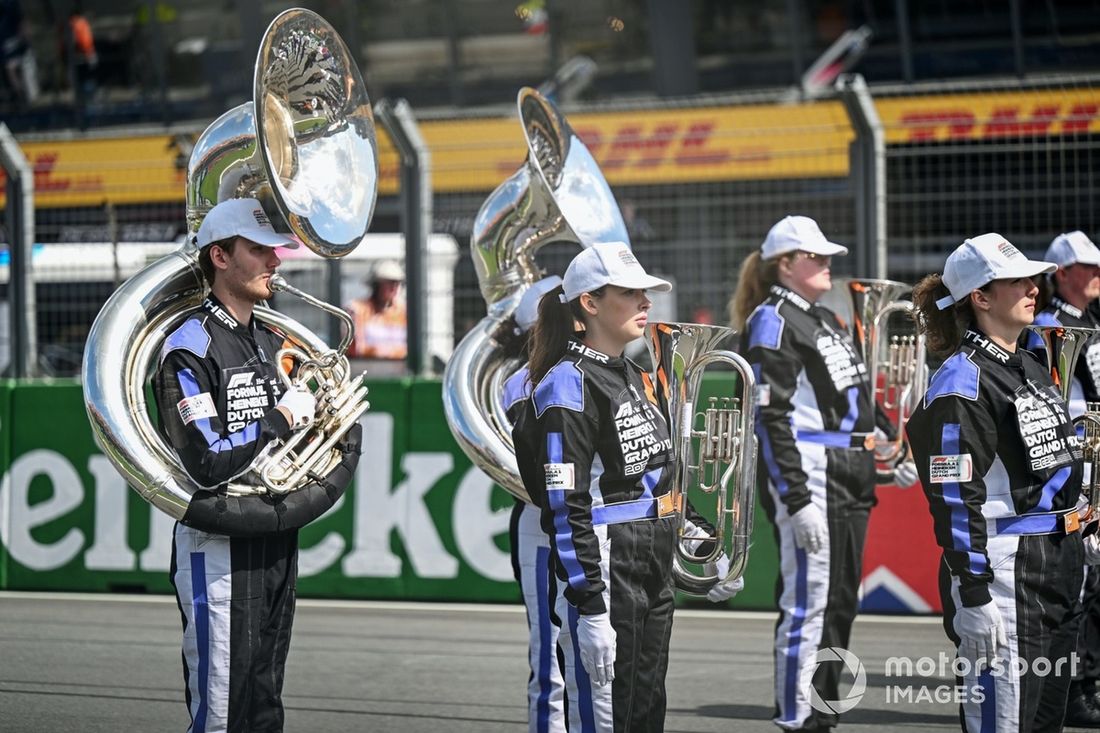 Miembros de la banda en la parrilla 