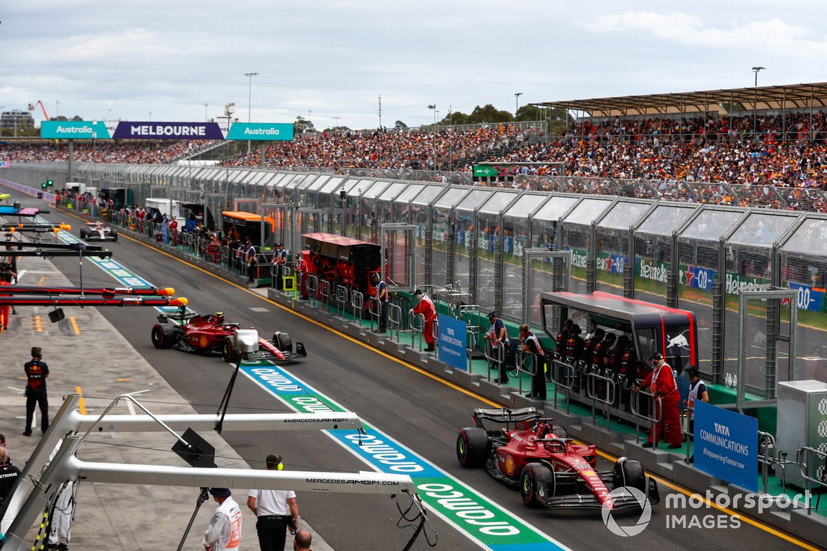 Charles Leclerc, Ferrari F1-75, Carlos Sainz Jr., Ferrari F1-75