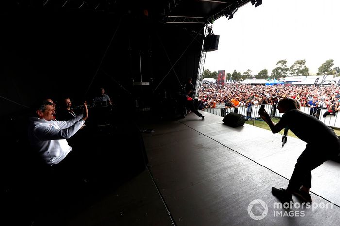 Guenther Steiner, jefe de equipo Haas F1, en el escenario del fanzone.