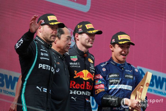 Podio: segundo lugar Valtteri Bottas, Mercedes, Toyoharu Tanabe, Director técnico F1 Honda, ganador Max Verstappen, Red Bull Racing , tercer lugar Lando Norris, McLaren