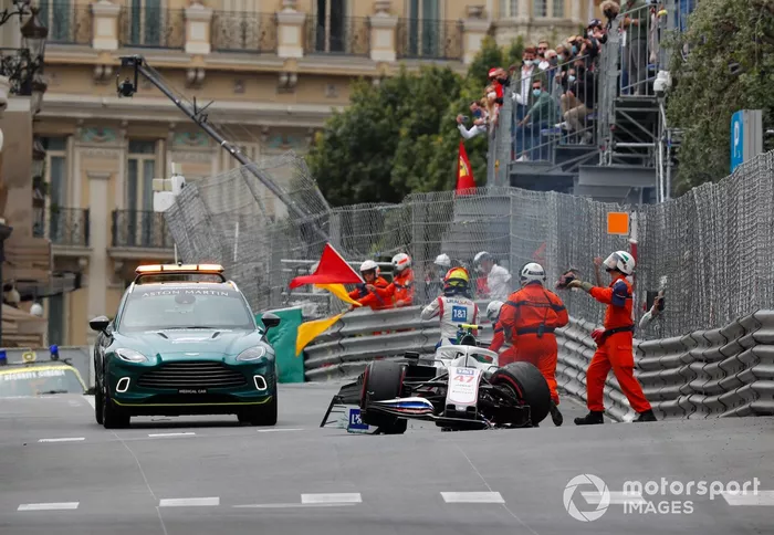 Los oficiales de pista asisten a Mick Schumacher, Haas VF-21, tras su accidente en la FP3