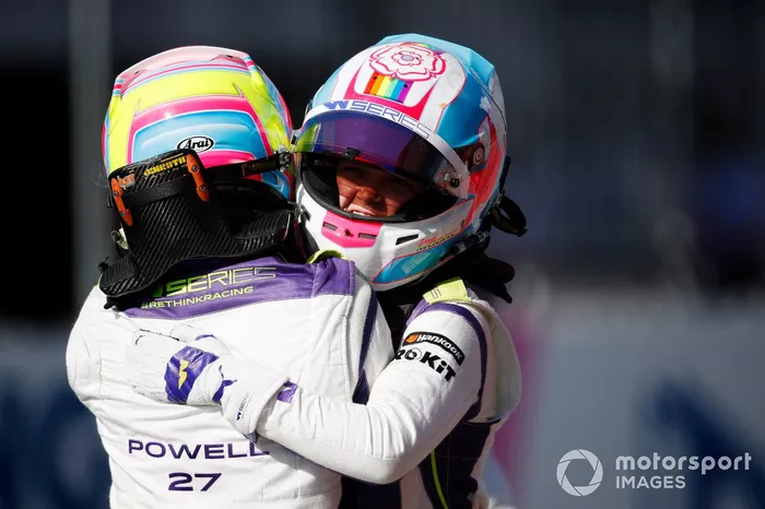 La segundo lugar Sarah Moore, y la ganadora Alice Powell celebran en Parc Ferme