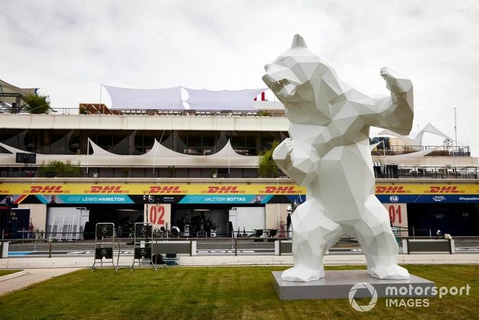 Escultura de un oso en el Circuito Paul Ricard