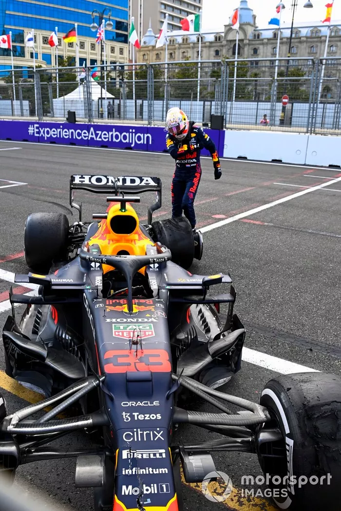 Max Verstappen, Red Bull Racing pateando su coche tras retirarse de la carrera