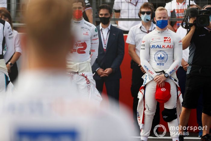 Antonio Giovinazzi, Alfa Romeo Racing, Nikita Mazepin, Haas F1, y los demás pilotos y personal guardan un minuto de silencio por el fallecido Mansoir Ojjeh en la parrilla de salida