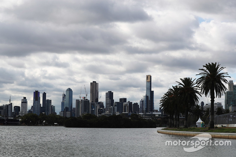 Die Skyline von Melbourne hinter dem Albert Park Lake