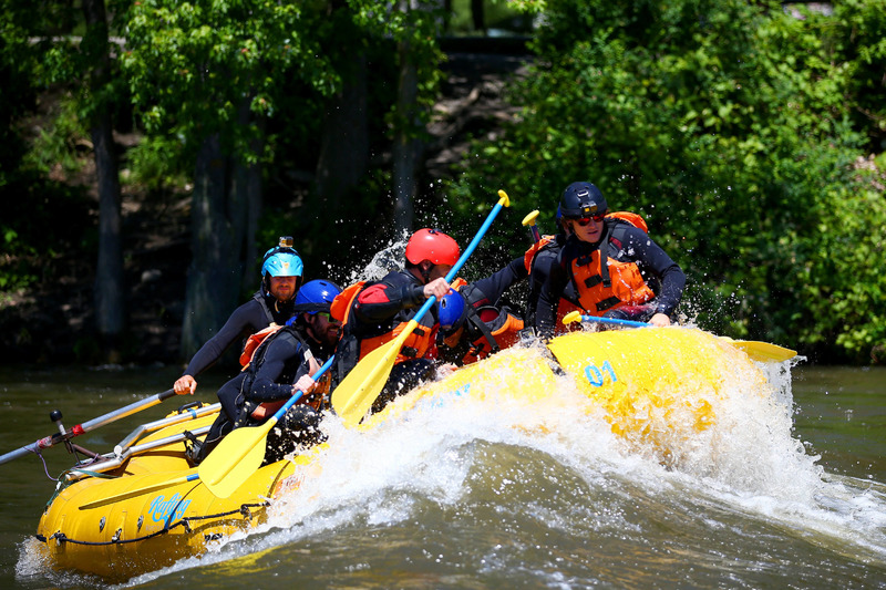 Pilotos de Red Bull hacen rafting en el río: Daniel Ricciardo, Max Verstappen, Daniil Kvyat y Carlos