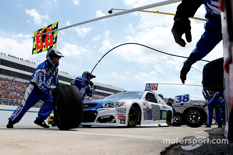 6. Dale Earnhardt Jr., Hendrick Motorsports Chevrolet, acción en el pitstop