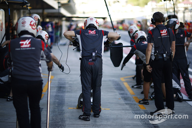 Haas F1 Team pit crew