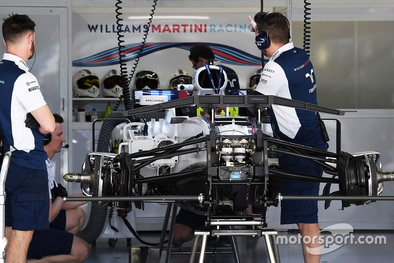 Detalle del chasis y frenos delanteros del Williams FW40