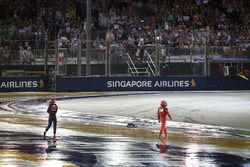 Max Verstappen, Red Bull Racing y Kimi Raikkonen, Ferrari regresan a pits después de chocar
