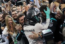 Nico Rosberg, Mercedes AMG F1 celebra con su esposa, Vivian Rosberg