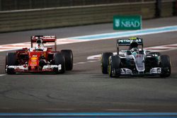 Sebastian Vettel, Ferrari SF16-H; Nico Rosberg, Mercedes AMG F1 W07 Hybrid