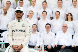 Lewis Hamilton, Mercedes AMG F1 op teamfoto