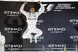 Podium : le nouveau Champion du monde Nico Rosberg, Mercedes AMG F1