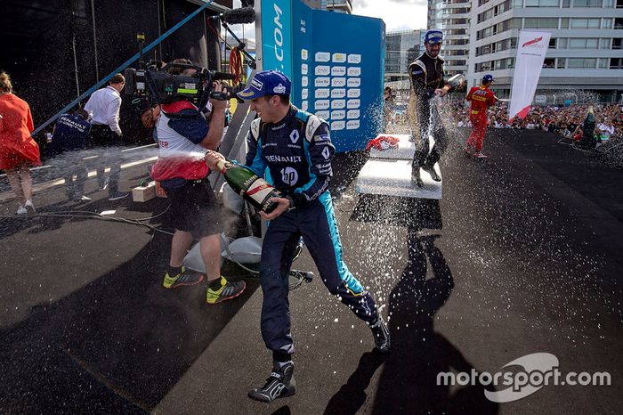 Podio: Champagne para Sébastien Buemi, Renault e.Dams