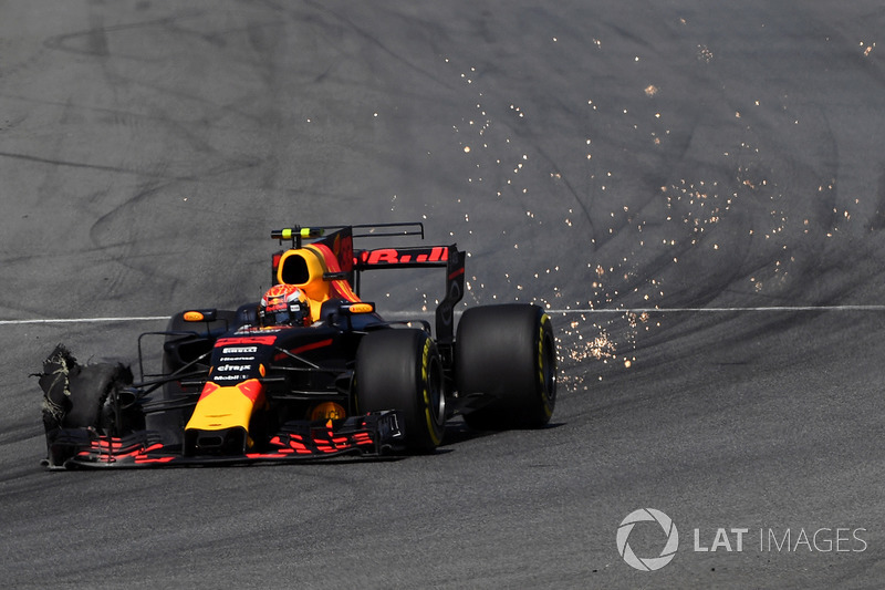 Max Verstappen, Red Bull Racing RB13, front puncture