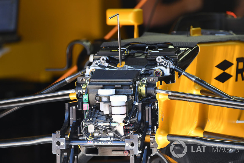 Renault Sport F1 Team RS17 detalle frontal de chasis y suspensión