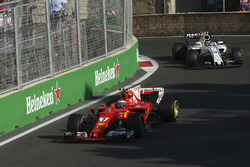 Kimi Raikkonen, Ferrari SF70H, Lance Stroll, Williams FW40