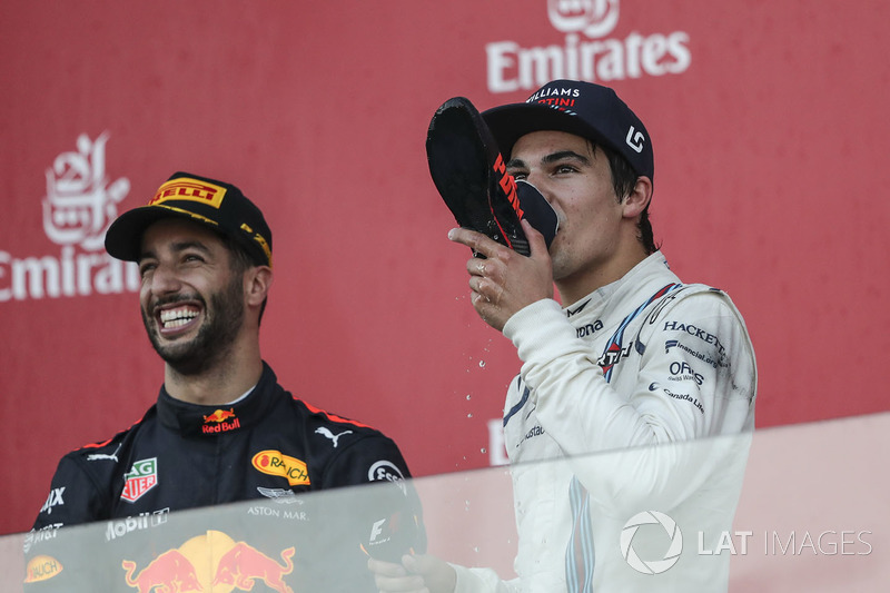 Lance Stroll, Williams celebra, Daniel Ricciardo, Red Bull Racing el shoey con champagne