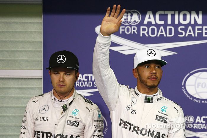 Ganador de la pole: Lewis Hamilton, Mercedes AMG F1, segundo Nico Rosberg, Mercedes AMG F1