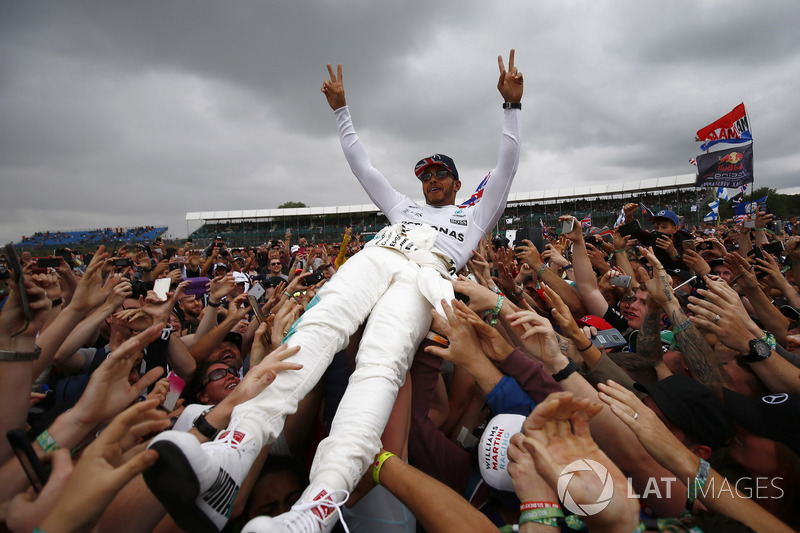 Ganador de la carrera Lewis Hamilton, Mercedes AMG F1, celebra la victoria con los aficionados