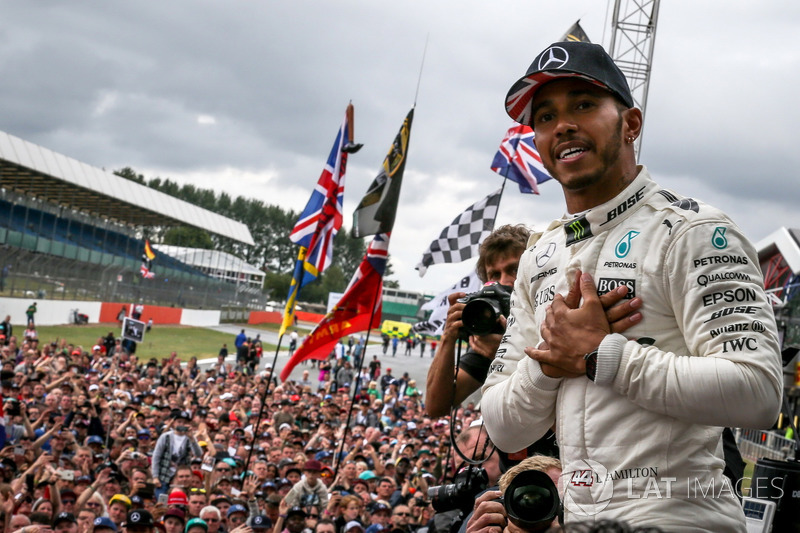 Race winner Lewis Hamilton, Mercedes AMG F1 celebrates with the fans