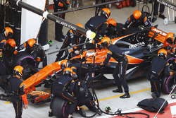 Stoffel Vandoorne, McLaren MCL32, in the pits