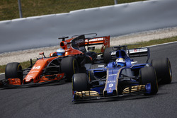 Маркус Эрикссон, Sauber C36, и Фернандо Алонсо, McLaren MCL32