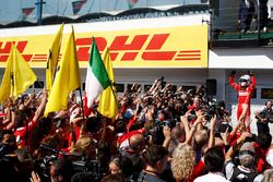 Sebastian Vettel, Ferrari SF70H, celebra la victoria con sus colegas en parc ferme