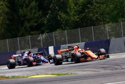 Stoffel Vandoorne, McLaren MCL32, Carlos Sainz Jr., Scuderia Scuderia Toro Rosso STR12