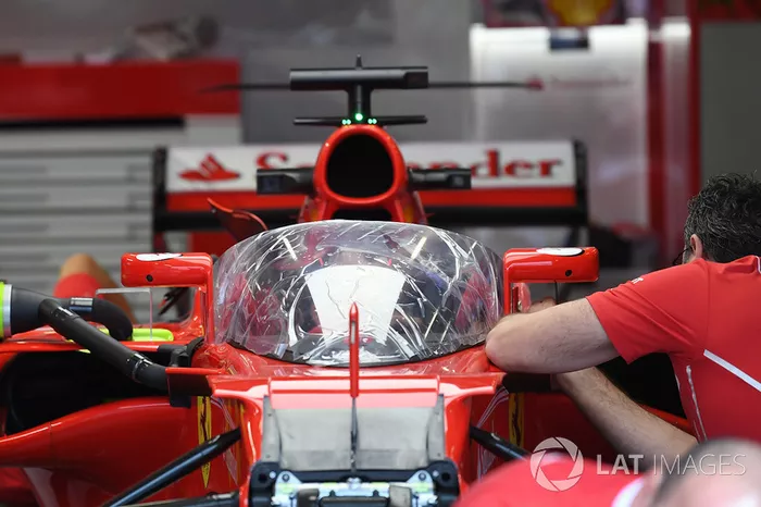 Ferrari SF70H con el escudo de la cabina