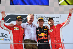 Podio: ganador de la carrera Max Verstappen, Red Bull Racing, segundo lugar Kimi Raikkonen, Ferrari, tercer puesto Sebastian Vettel, Ferrari