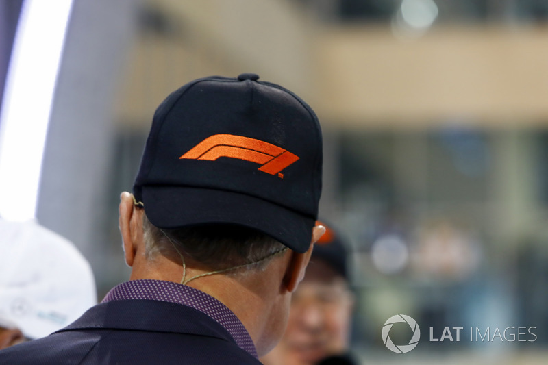 David Coulthard, Tv Presenter, the new F1 logo cap