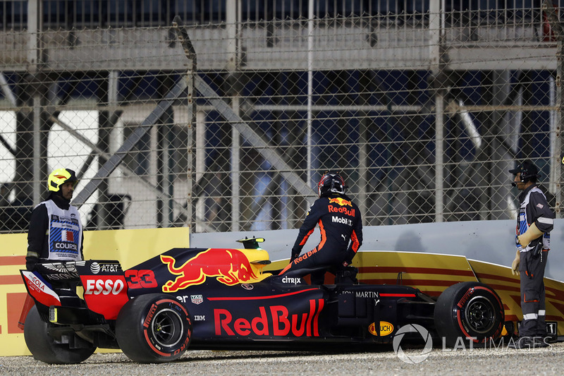 Max Verstappen, Red Bull Racing RB14 Tag Heuer, percute le mur