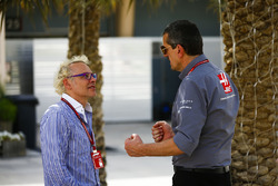 Guenther Steiner, director del equipo, Haas F1, habla con Jacques Villeneuve